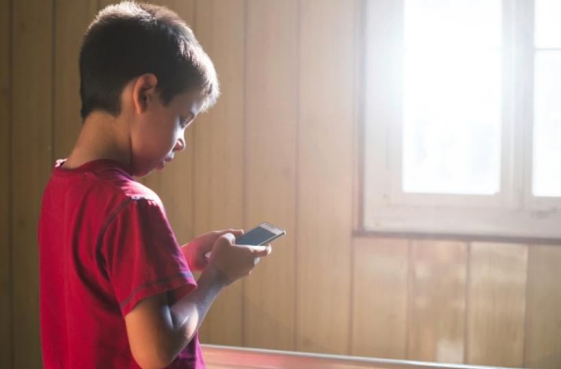 Telefoni e minori sempre connessi ma non con sé stessi e con gli altri