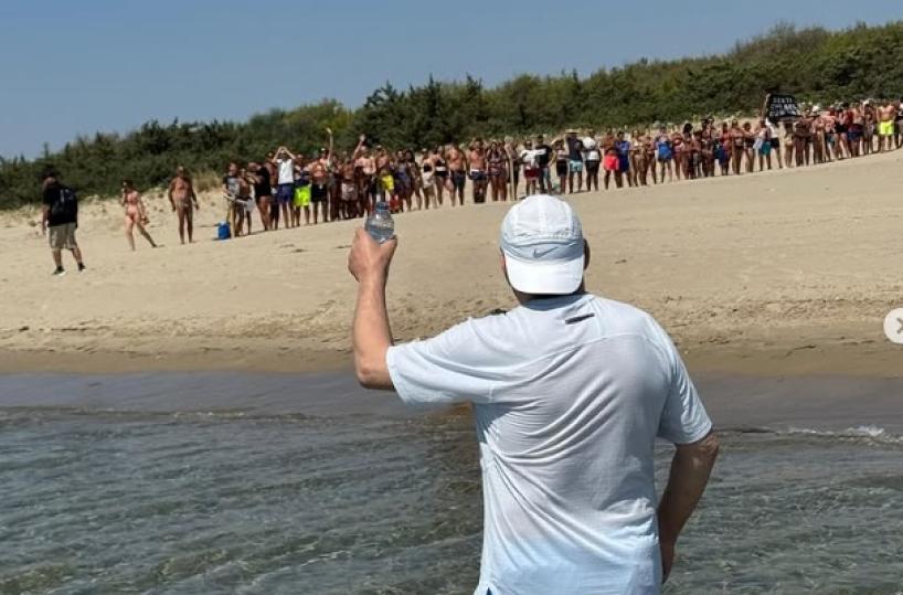 Vasco Rossi torna in Puglia: Castellaneta Marina lo accoglie con selfie e abbracci