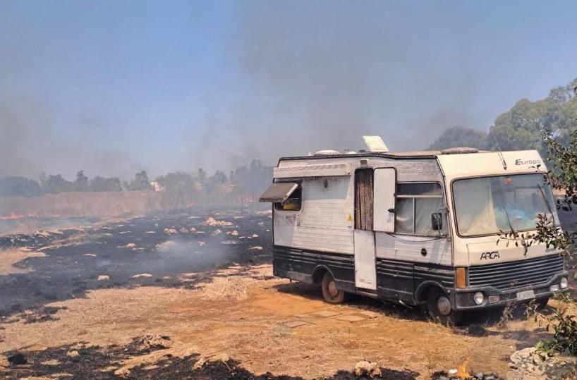 Racale, camper avvolto dalle fiamme: uomo salvato in extremis dalla Protezione Civile. Ma ora è senza casa: scatta la solidarietà