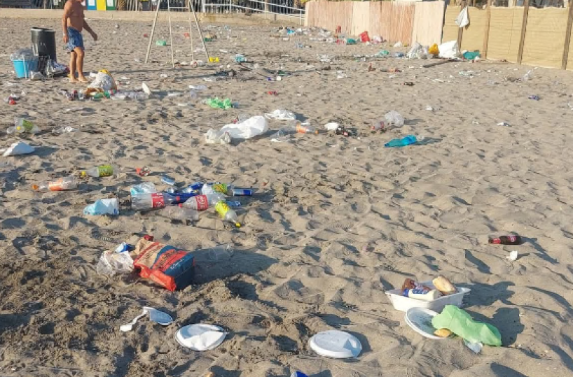 Barletta, spiagge sommerse dai rifiuti: è stato il San Lorenzo degli incivili
