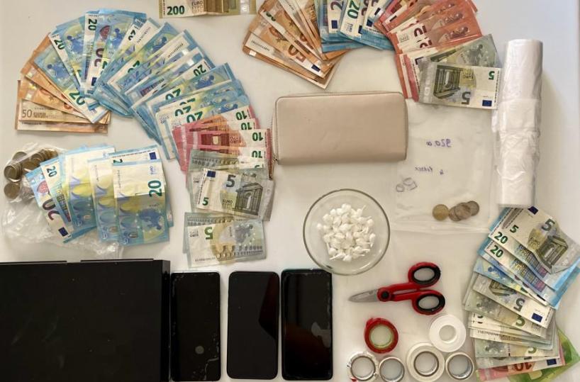 Galatone, 34enne arrestata per spaccio: tra i clienti a casa sua anche un uomo ai domiciliari 