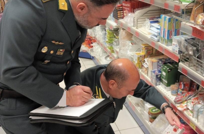 Controlli a tappeto nei negozi, nel Tarantino sequestrati oltre 23mila prodotti per la casa