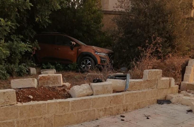 Gagliano del Capo, perde il controllo dell'auto e sfonda il muro del cimitero: è illeso