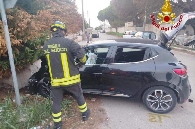 Scontro tra due auto sulla Sp1 a Tuturano: due feriti in ospedale