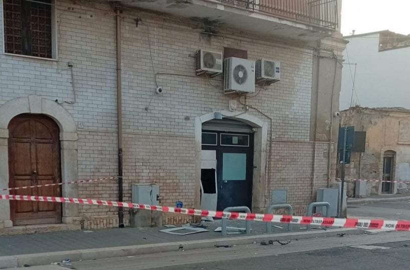 Stornara, assaltato l'unico sportello postamat del paese. Il sindaco: «Siamo in balia della delinquenza»