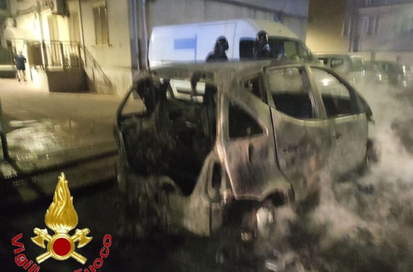 Notte di fuoco a Margherita di Savoia: in fiamme 9 auto, si sospetta il dolo