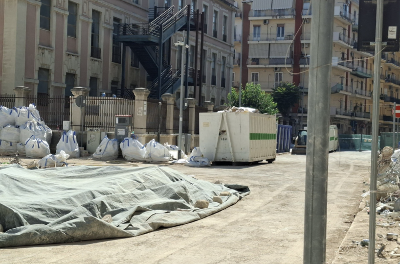 Bari, crollo di via Pinto: foto e libri dalle macerie finiscono tra gli «oggetti smarriti»