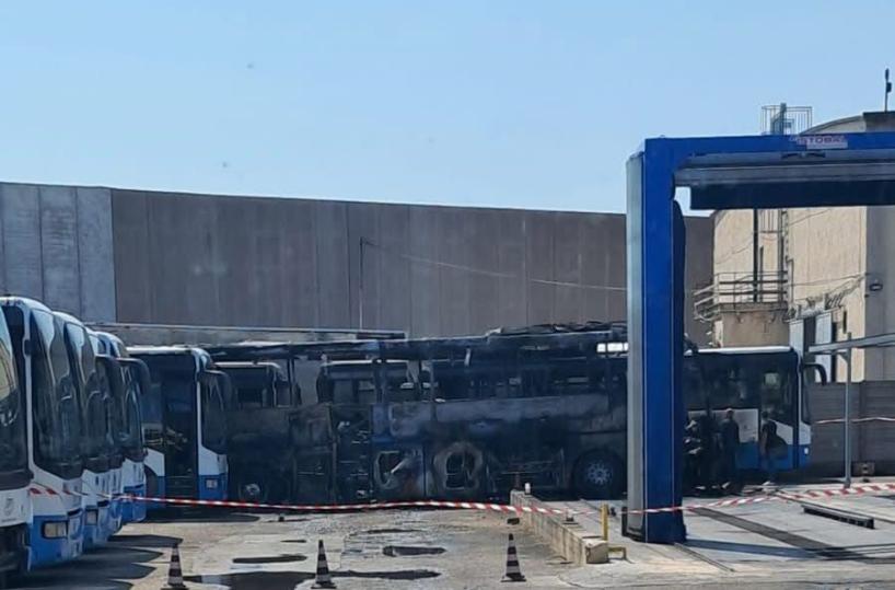 Bari, rogo nel deposito della Stp Trani: almeno quattro bus distrutti dalle fiamme