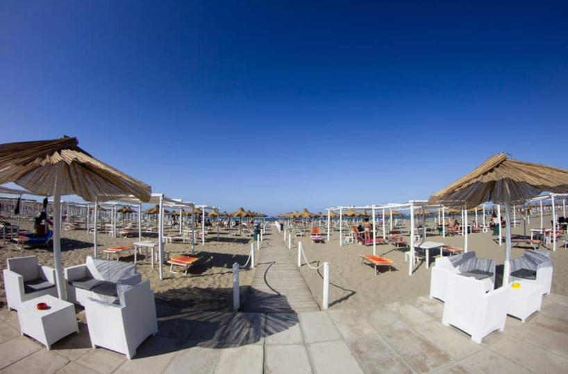 Margherita di Savoia, bagnino 22enne salva due giovani turiste dal mare agitato