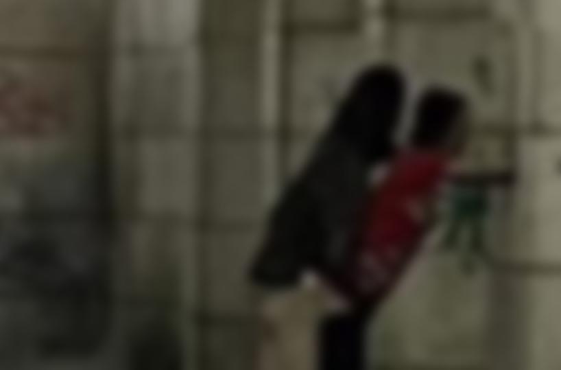 Scandalo a Foggia, coppia immortalata mentre fa sesso in piazza: sanzionata donna