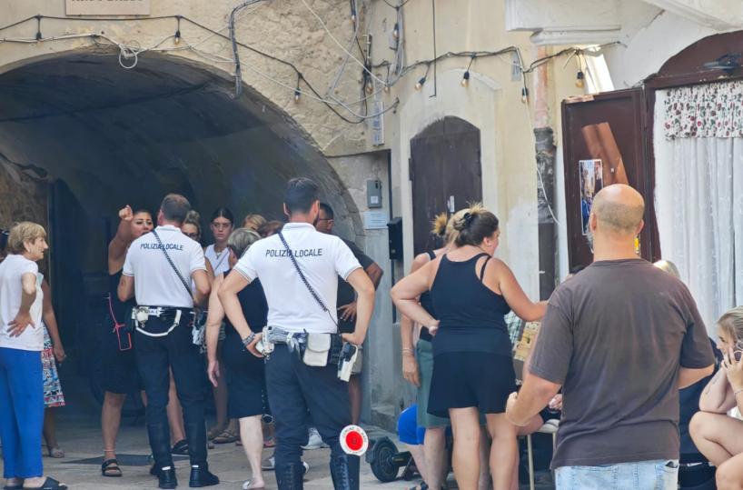 Bari Vecchia, attimi di tensione ad Arco Basso: le pastaie incrociano di nuovo le braccia e scoppia la rissa