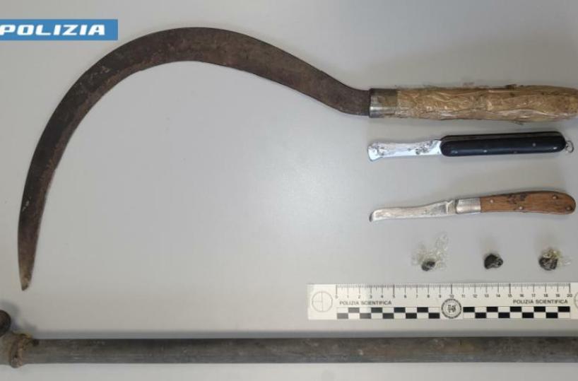Da Altamura a Gallipoli con coltelli e una falce nell'auto: 18enne denunciato all'ingresso di una discoteca
