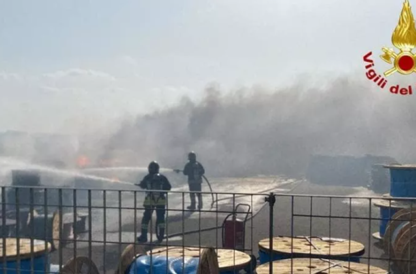 Galatina, grosso incendio in periferia: fiamme all'esterno dell’azienda Sirti