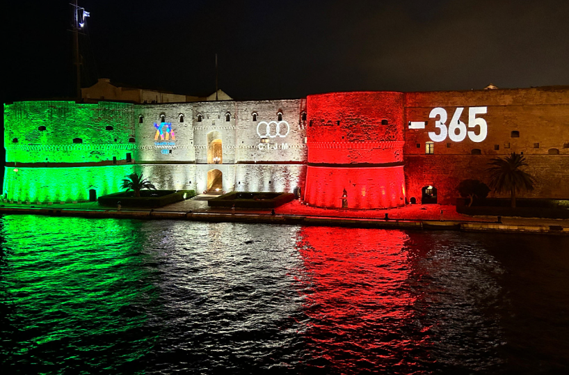Taranto, il Castello si illumina con il tricolore: è partito il countdown per i Giochi del Mediterraneo