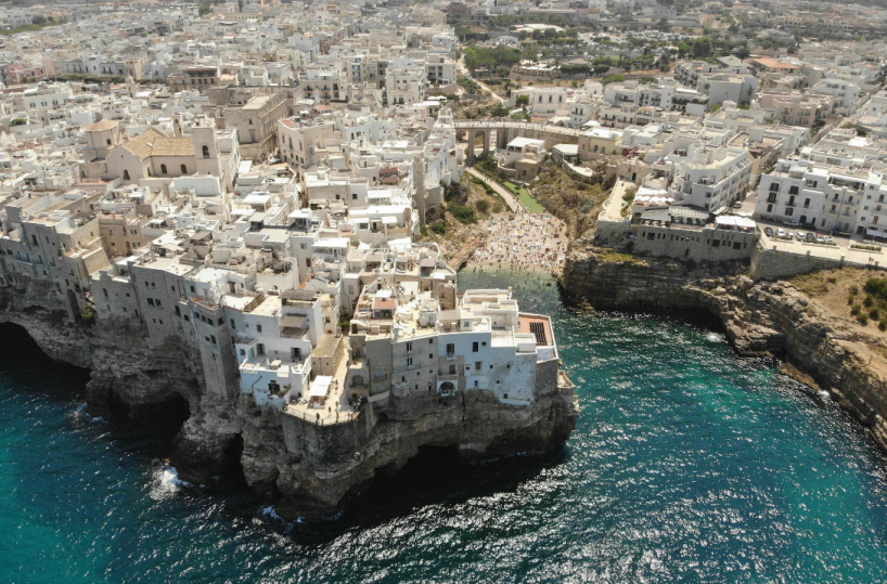 «Violentò turista straniera nel b&b a Polignano»: a processo il titolare della struttura