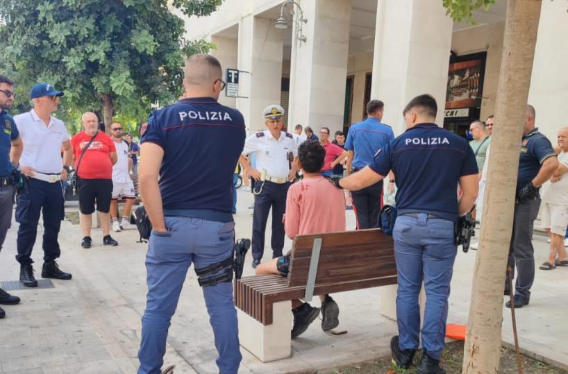 Foggia, panico in centro: uomo armato di spranga semina il terrore tra i passanti