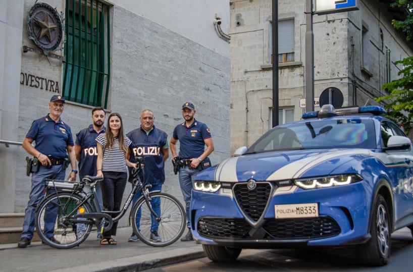 Con una mano porta la bici elettrica appena rubata, con l'altra si tiene uno scatolone in testa: il bizzarro furto a Matera