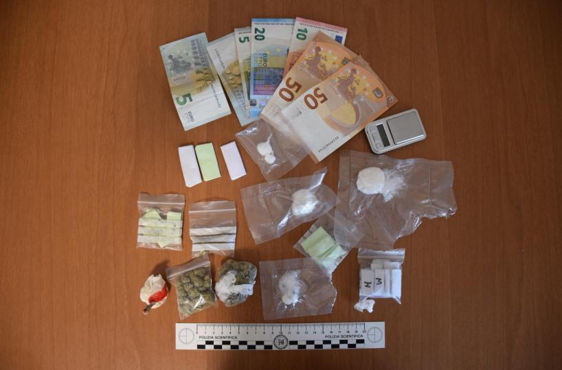 Melissano, 22enne trovato in auto con funghetti e cocaina: arrestato