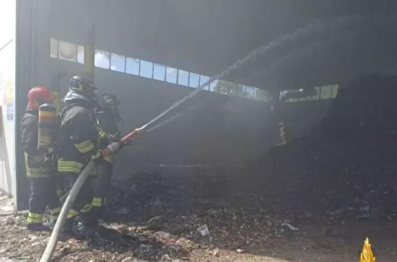 Conversano, scoppia l'incendio in un deposito rifiuti: indagini in corso