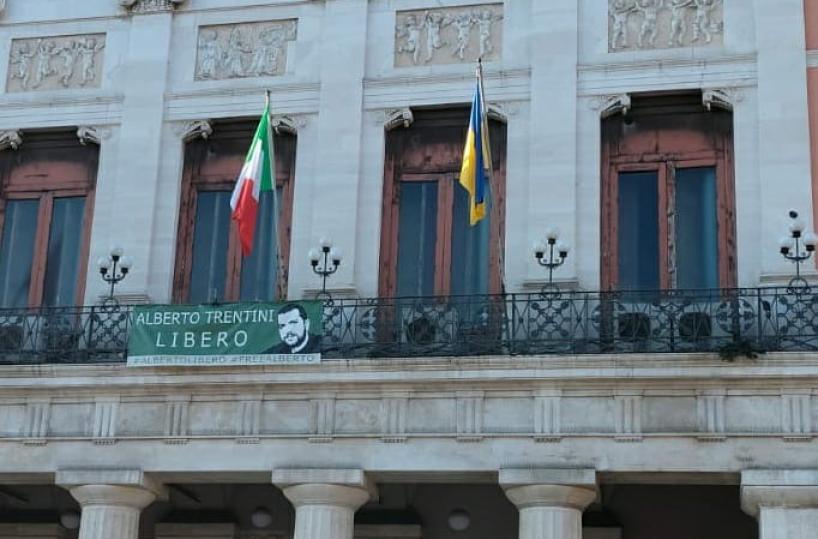 Bari, esposta la bandiera dell'Ucraina sulla facciata di Palazzo Città: «Chiediamo una pace giusta e duratura»
