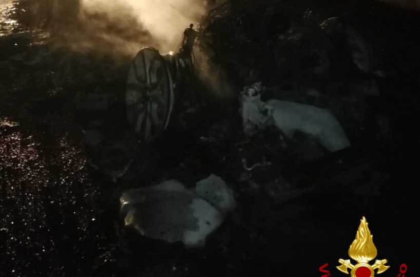 Grumo, Range Rover in fiamme abbandonata in mezzo alla strada: probabilmente era rubata