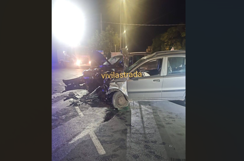 Castellana, scontro frontale tra due auto: gravi i conducenti