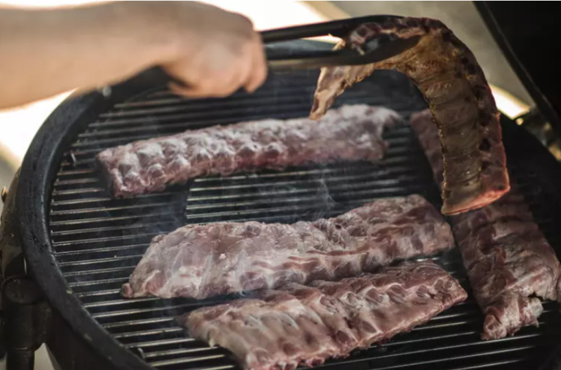 Nardò, si ustiona al volto ravvivando il fuoco sul barbecue: grave 45enne