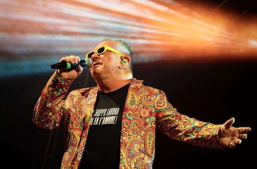 Johnson Righeira torna in Puglia e fa tappa a Bitritto: un finale d’agosto tra nostalgia e nuove sonorità