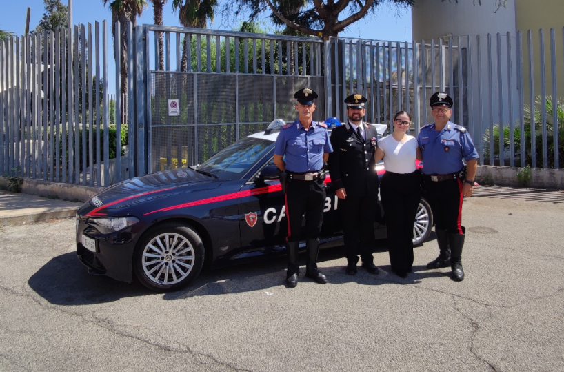 Francavilla, Martina viene accolta in caserma dai carabinieri a cui ha dedicato la tesina di terza media