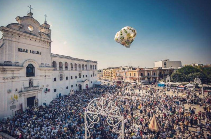 Capurso ferma per mezz'ora la festa patronale dopo il suicidio di un 40enne: il sindaco sospende luminarie e banda