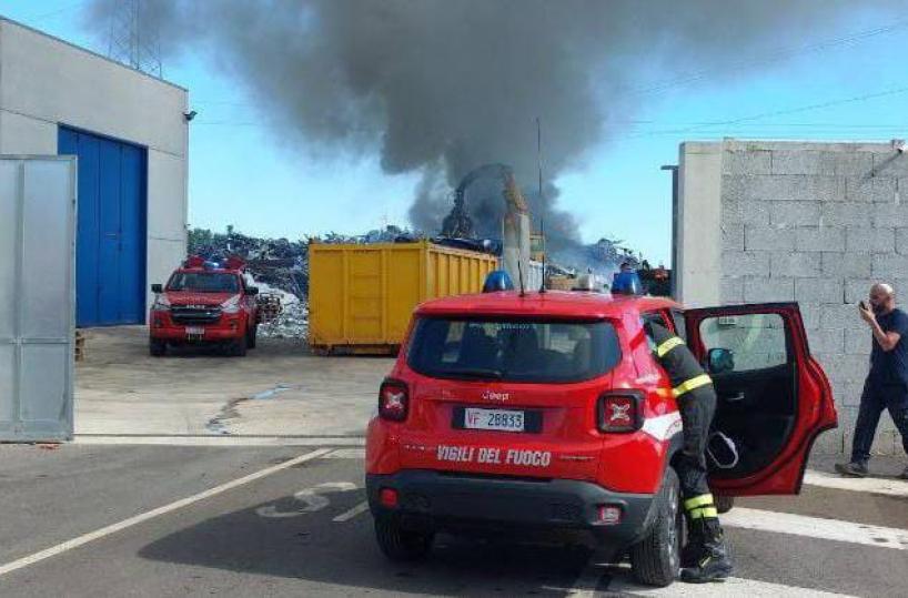 Paura a Lecce, incendio nell'azienda La Ferrosa: diverse squadre di vigili del fuoco impegnate