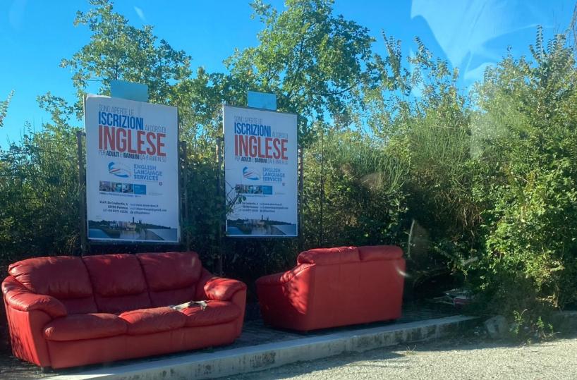 Potenza, il salotto a cielo aperto sul marciapiede: divani rossi abbandonati in via Giovanni XXIII
