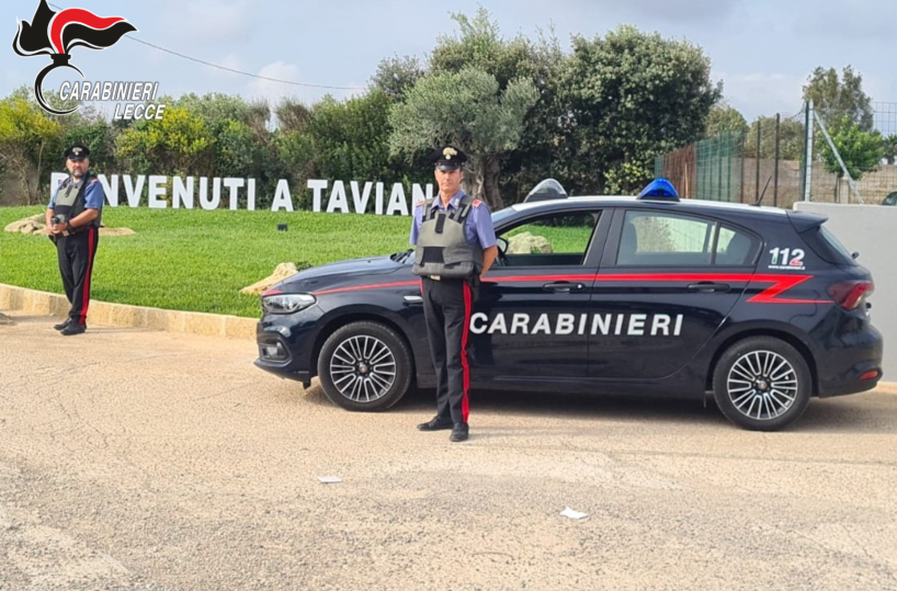 Ricercato da 19 anni per sfruttamento della prostituzione: 52enne scovato in un bar a Taviano, incastrato da un tatuaggio