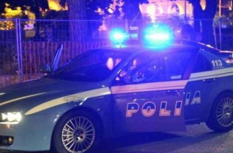 Strappa collanina d'oro a un ragazzo che passeggiava con la fidanzata: a Bari fermato 19enne