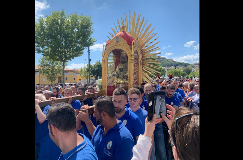 Il cardinale Zuppi alla festa di Viggiano: «Salviamo le aree interne, sono le radici del Paese»