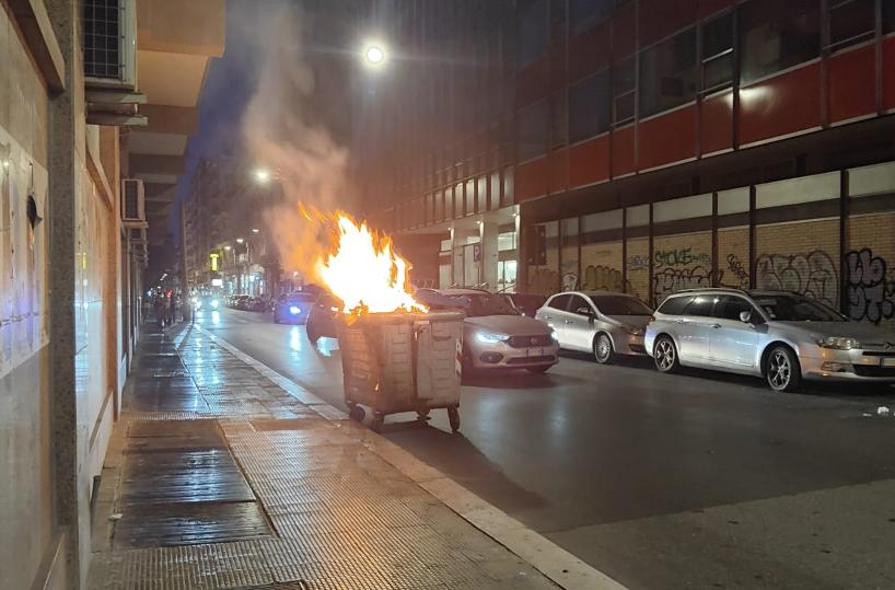 Bari, danno fuoco a un bidone della spazzatura: fiamme e fumo in via Crisanzio VIDEO