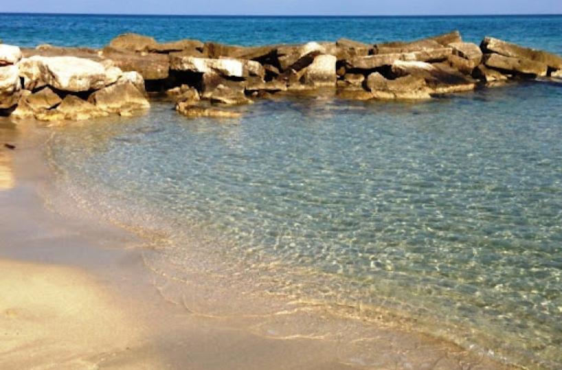 Paura al villaggio Cala di Rosamarina: esplosi 4 colpi di pistola a salve contro agente immobiliare Rocco Colucci