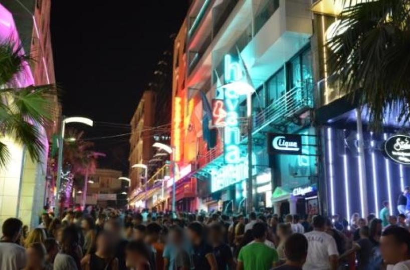 Malta, 19enne denuncia stupro di gruppo: indagati 5 ragazzi pugliesi. La giovane: «C'è un video della violenza»