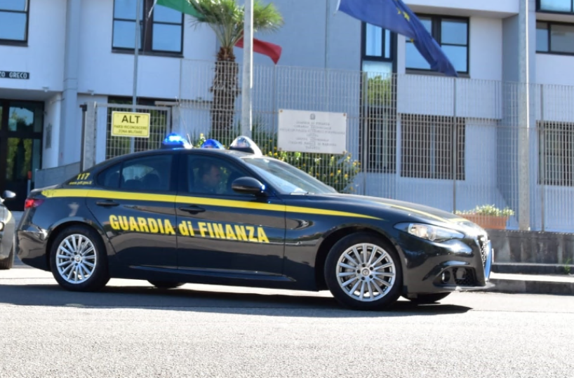 Sorpreso con pistola e 24mila euro: resta in carcere 23enne tarantino