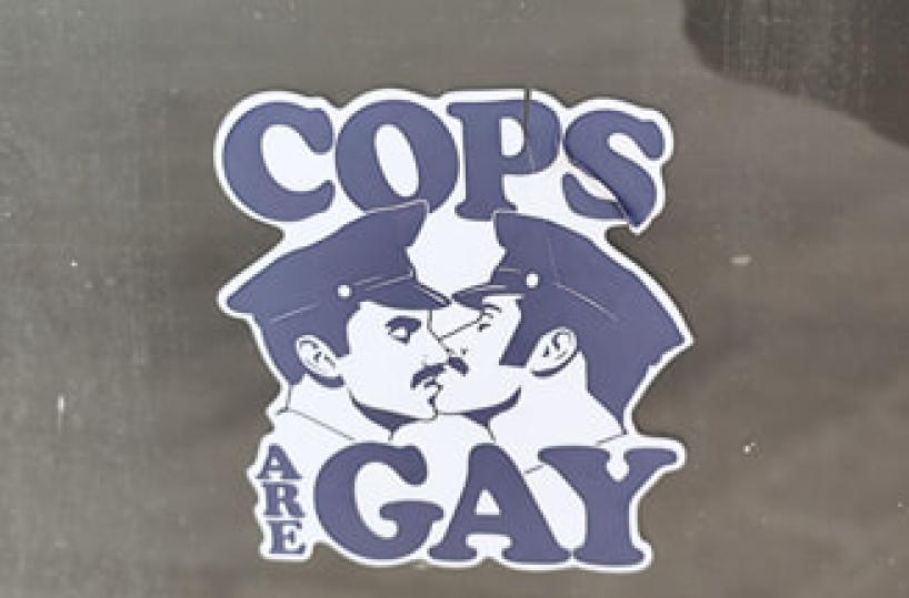 Montemesola, adesivi provocatori con poliziotti che si baciano, «All Cops are Gay»: è polemica