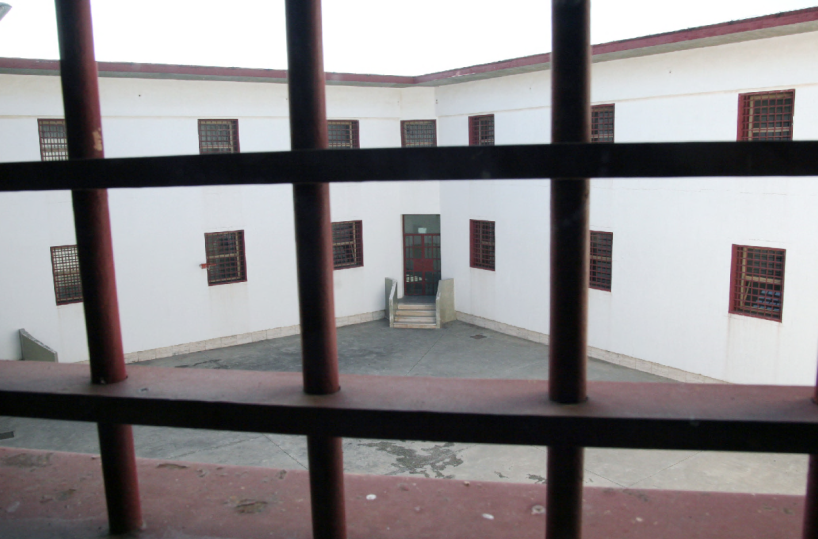Telefonini in carcere a Taranto, chiuse le indagini su 30 detenuti