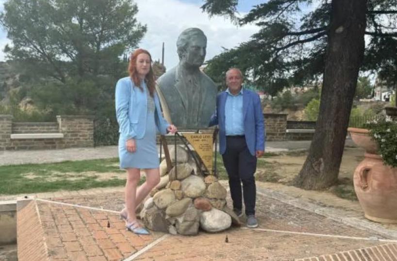 Scoppia la bufera ad Aliano: sindaco immortalato con la delegazione israeliana vicino alla tomba di Levi. L'attacco dell'Anpi