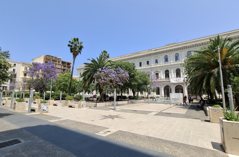 Piazza Cesare Battisti, la frontiera: luogo di tensione nei mesi estivi, ora può diventare il nuovo punto di ritrovo