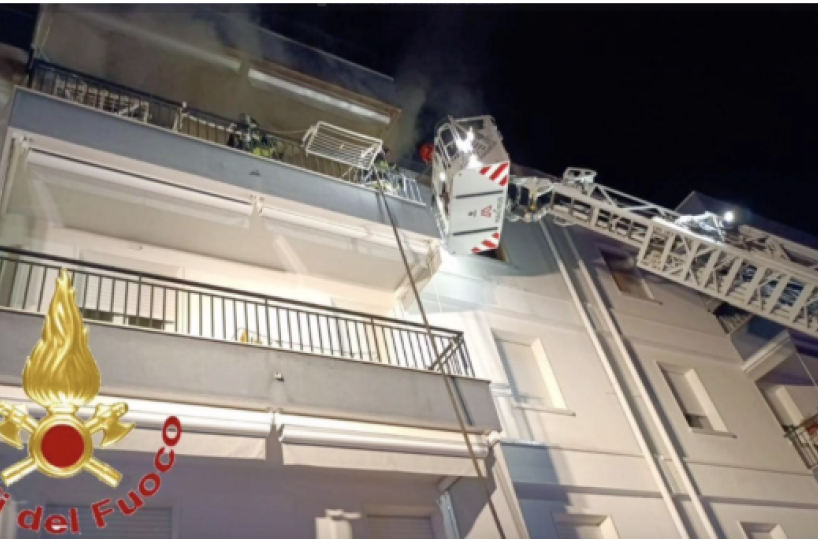Trinitapoli, scoppia l'incendio in una palazzina: evacuate sei famiglie