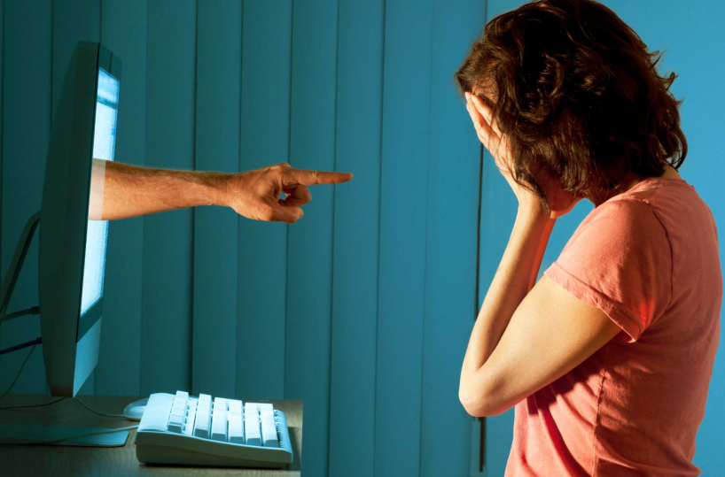 Bari, gli rubano il profilo social e lo minacciano in chat: 16enne lascia la scuola per paura