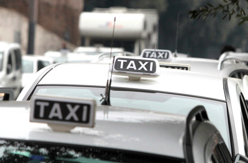 Bari, sospesa per 30 giorni la licenza per un tassista: applicava tariffe irregolari