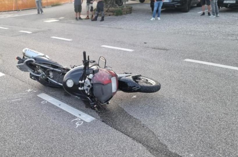 Si schianta in moto contro un'auto sulla Rutigliano-Conversano: 22enne grave in ospedale