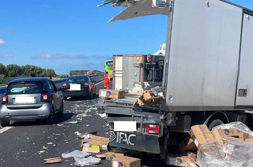 Furgone contro autocarro sulla SS16 a Polignano: chiusa carreggiata in direzione Nord