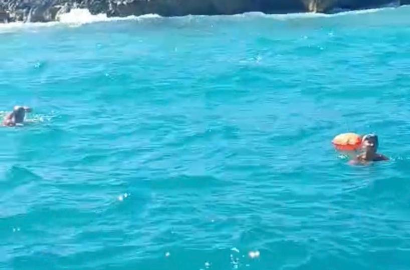 Monopoli, l'ultimo bagno di stagione rischia di trasformarsi in tragedia: salvati due bagnanti in difficoltà