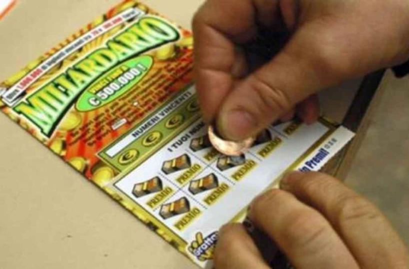 Grottaglie, ai domiciliari per stalking, esce per riscuotere un Gratta e vinci: arrestato 